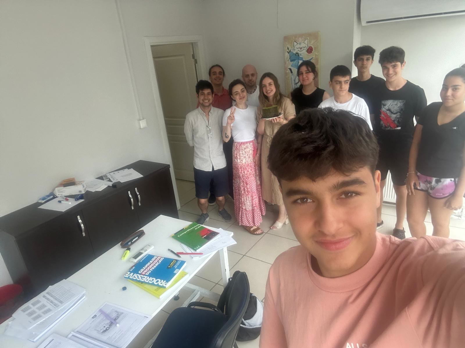 Fransızca ders kitaplarıyla grup çalışması