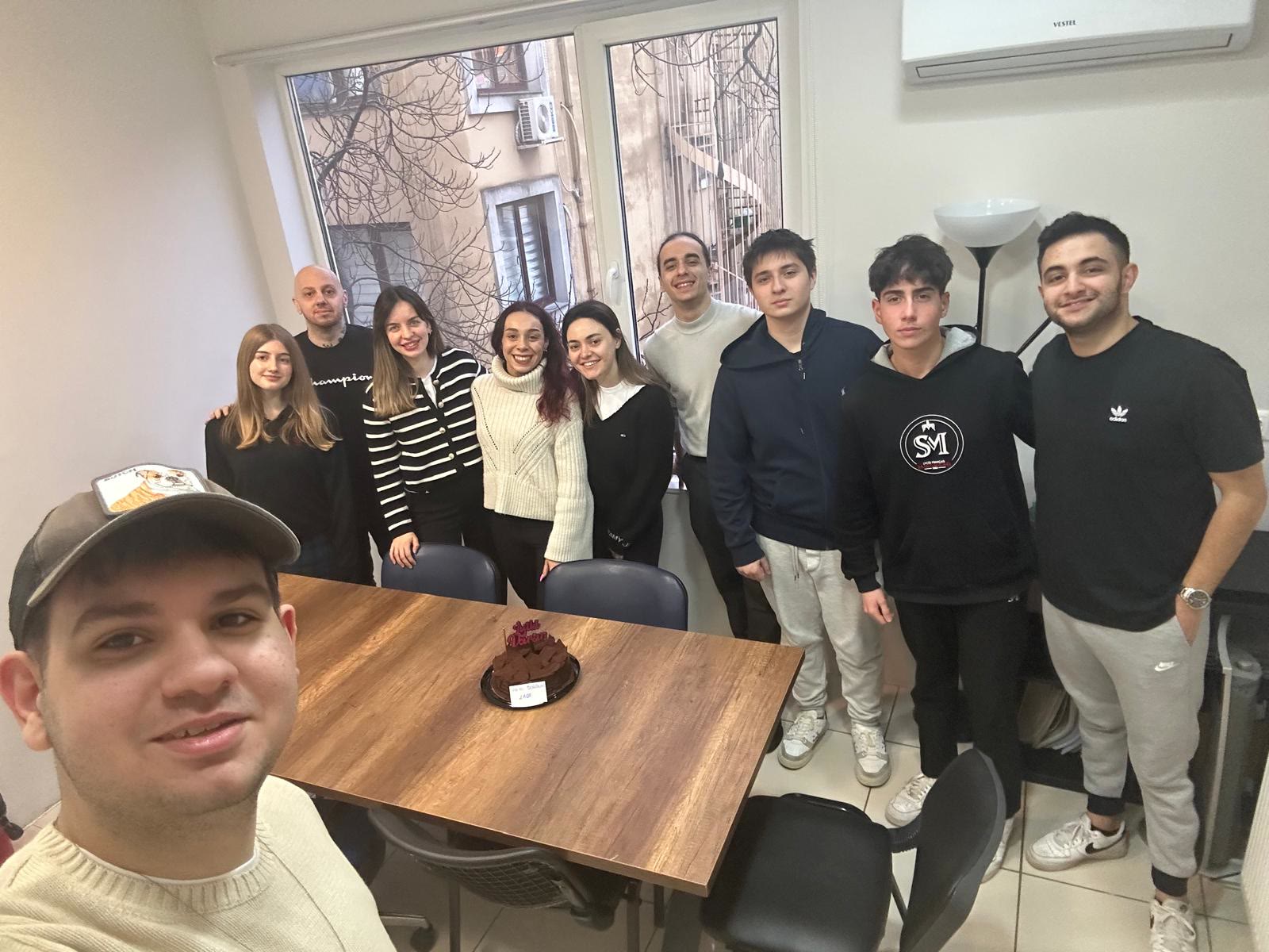 Ecole Plus ekibi ofis kutlaması